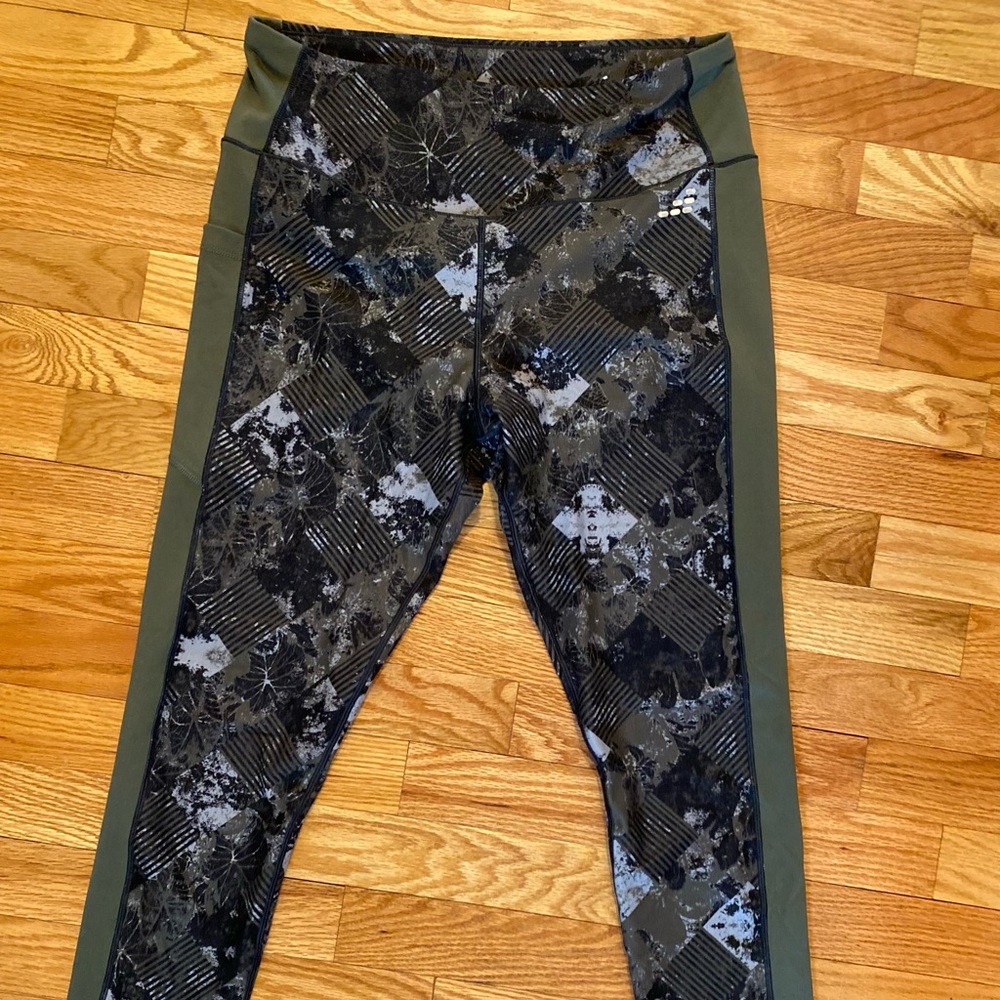 BCG Legging Capris with thigh pockets